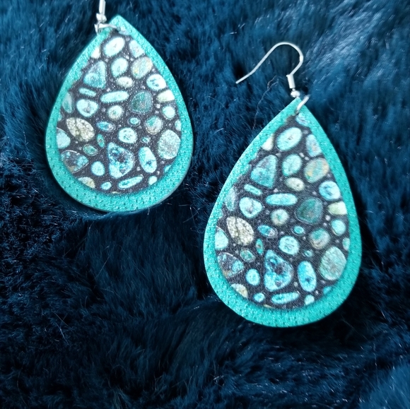 WATERPROOF DANGLE EARRINGS - Picture 6 of 7
